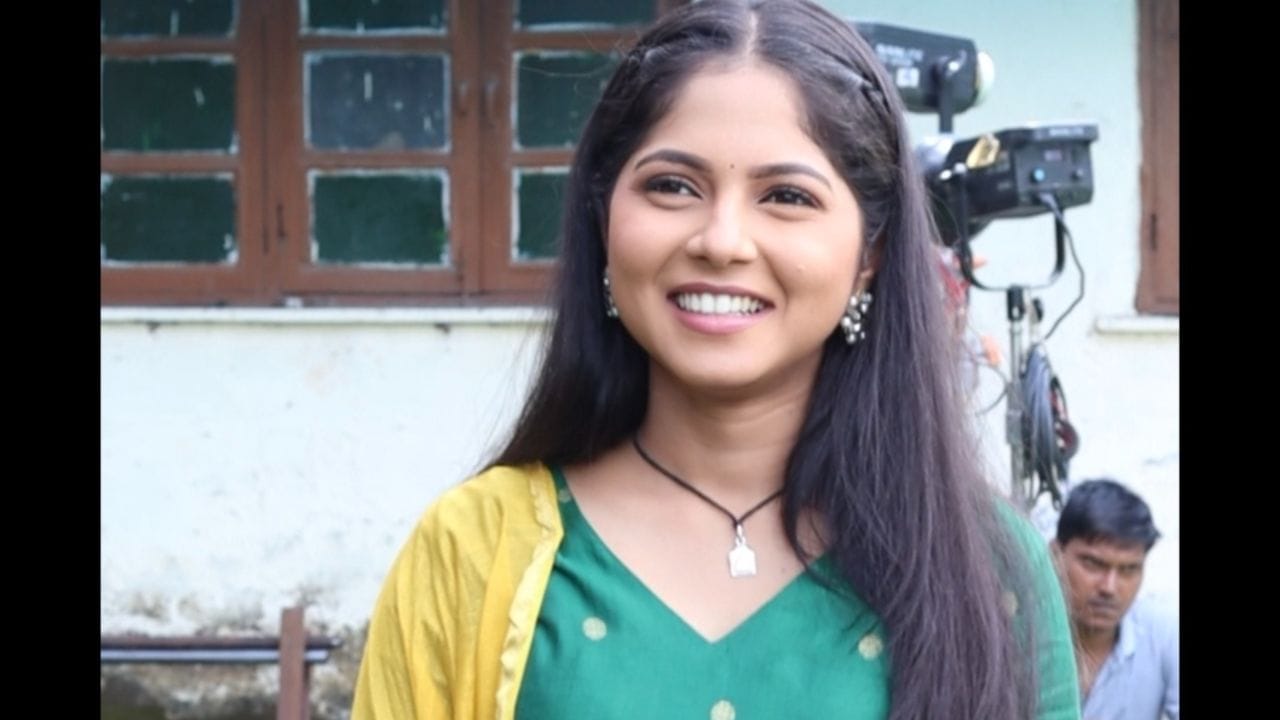 ‘कमळी’ च्या आयुष्यातील संघर्ष आता एका नव्या टप्प्यावर पोहोचणार आहे. आतापर्यंत अनेकगोष्टी मनात ठेवून परिस्थितीचा सामना करणारी सरोज आता मात्र गप्प बसणार नाही. आपल्या मुलीच्या आयुष्याशी संबंधित असलेल्या गोष्टींबद्दल तिला सगळं आठवतंय आणि आता आपल्या मुलीला तिचं हक्काचं स्थान मिळवून देण्याचा निर्धार ती करते. याच पार्श्वभूमीवर सरोज आणि कामिनी यांच्यात थेट आमना-सामना होणार आहे. सरोजच्या ठाम भूमिकेमुळे दोघींमधील संघर्ष आणखी तीव्र होणार आहे. या सगळ्यात कमळीचा लूकही बदलणार आहे. कमळीचा हा नवा लूक तिच्या व्यक्तिमत्त्वातील बदलाची नांदी ठरणार का, हा प्रश्न प्रेक्षकांच्या मनात निर्माण होणार आहे.