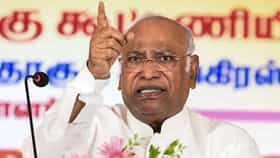 Mallikarjun kharge : सत्ताधाऱ्यांना सद्बुद्धी मिळावी म्हणून राजघाटावर जाणार; खरगे आक्रमक, मत चोरीवरून केंद्र सरकारवर गंभीर आरोप