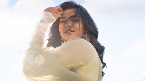 दक्षिण भारतीय सिनेसृष्टीत सध्या एका तरुण अभिनेत्रीच्या नावाची जोरदार चर्चा रंगली आहे. सलग हिट चित्रपट आणि दमदार अभिनयामुळे अल्पावधीतच तिने चाहत्यांच्या मनात खास स्थान निर्माण केलं आहे.