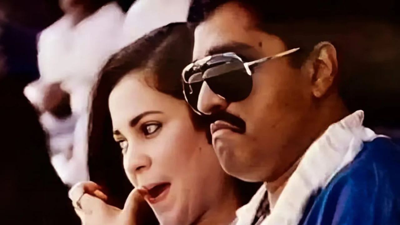 दाऊदसोबतचे तिचे अफेर : 1994-95 च्या वेळी प्रसारमाध्यमांमध्ये त्यांचा आणि दाऊदचा फोटो प्रचंड व्हायरल झाला. त्या फोटोमध्ये मंदाकिनी दुबईतील शारजाह क्रिकेट स्टेडियममध्ये दाऊद इब्राहिमच्या अगदी शेजारी बसून भारत- पाकिस्तान सामन पाहताना दिसल्या. पण मंदाकिनीने हे आरोप पूर्णपणे फेटाळले.