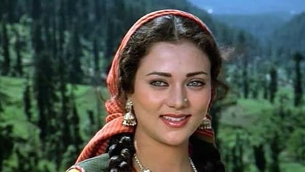 एका फोटोमुळे राम तेरी गंगा मैली मधील मंदाकिनीचे 1995 मध्ये बॉलिवूड करिअर उद्धवस्त झाले. ती आता इतकी बददली आहे कि तिला ओळखणेही कठीण झाले आहे.पण मंदाकिनी सोशल मीडियाच्या माध्यमातून आपल्या चाहत्यांशी संवाद साधत असते.