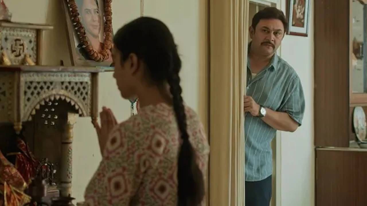लखनऊच्या पार्श्वभूमीवर आधारित या सीरिजमध्ये धरा नावाच्या 19 वर्षीय तरुणीची गोष्ट दाखवण्यात आली आहे. धरा अभ्यासात हुशार असून कॉलेजमध्ये शिकते. तिला स्वतःच्या आयुष्याचे निर्णय स्वतः घ्यायचे आहेत. मैत्री, प्रेमसंबंध आणि स्वतःच्या भावविश्वाचा शोध घेताना ती स्वातंत्र्य अनुभवण्याचा प्रयत्न करते. मात्र, तिचे वडील प्रकाश यांना मुलीच्या या विचारांशी जुळवून घेणं कठीण जातं. 
