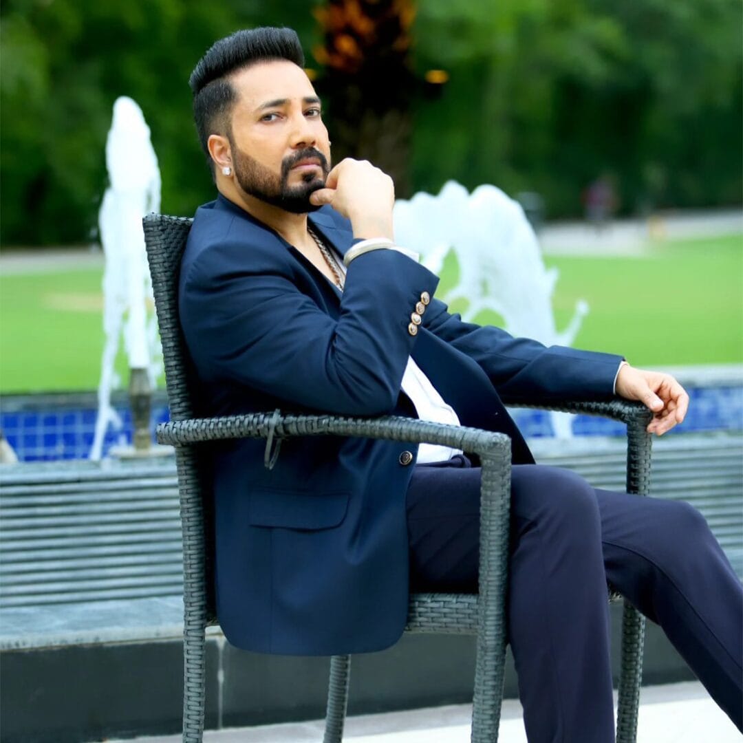 विशेष म्हणजे या फार्महाऊसमध्ये पोहोचण्यासाठी विमान, कार, बोट आणि घोड्याचा वापर करण्याची वेळ येते. मीकाच्या संपत्तीची आणि फार्महाऊसची ही माहिती सध्या सोशल मीडियावर चर्चेचा विषय ठरत आहे.