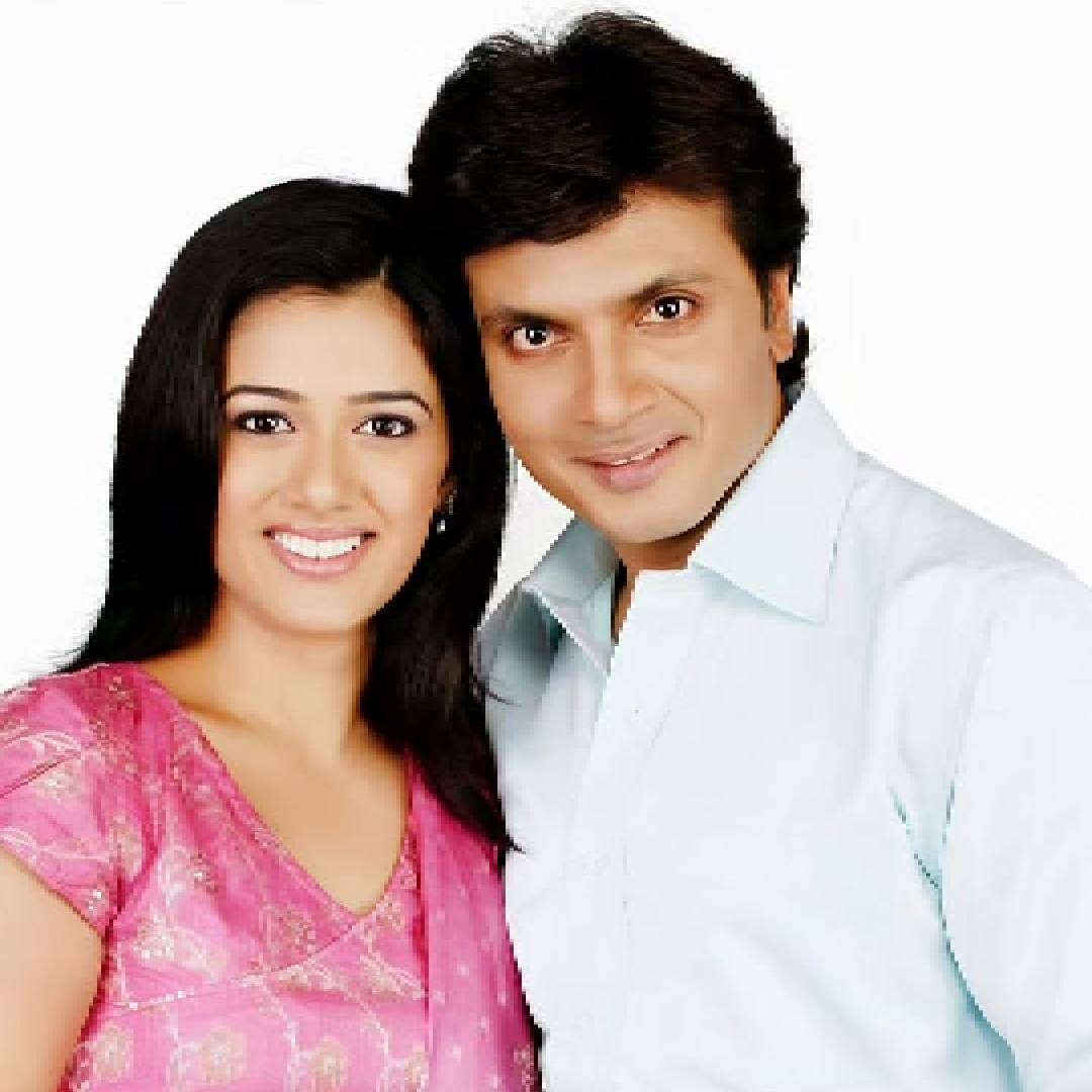 ‘माझी कन्या भाग्यश्री’, ‘मुलगी झाली प्रगती झाली’ आणि ‘बेटी बचाव, बेटी पढाव’ यांसारख्या घोषणांमधून मुलींच्या सक्षमीकरणाचा संदेश दिला जातो. मात्र, प्रत्यक्ष आयुष्यातही मुलगा-मुलगी असा भेद न करता दोघांनाही समान संधी मिळायला हवी, असं मिलिंद गवळी यांनी आपल्या पोस्टमध्ये नमूद केलं आहे.