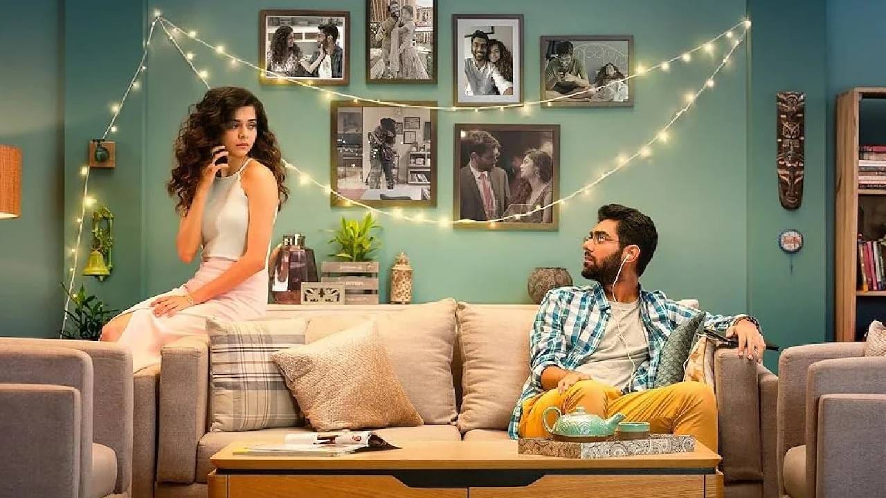 ‘लिटिल थिंग्स’चा पहिला सीझन 25 ऑक्टोबर 2016 रोजी Dice Media या युट्यूब चॅनेलवर प्रदर्शित झाला होता. सुरुवातीला डिजिटल माध्यमावर आलेल्या या सीरिजला प्रेक्षकांचा चांगला प्रतिसाद मिळाला. त्यानंतर नेटफ्लिक्सने ही सीरिज आपल्या प्लॅटफॉर्मवर आणली.