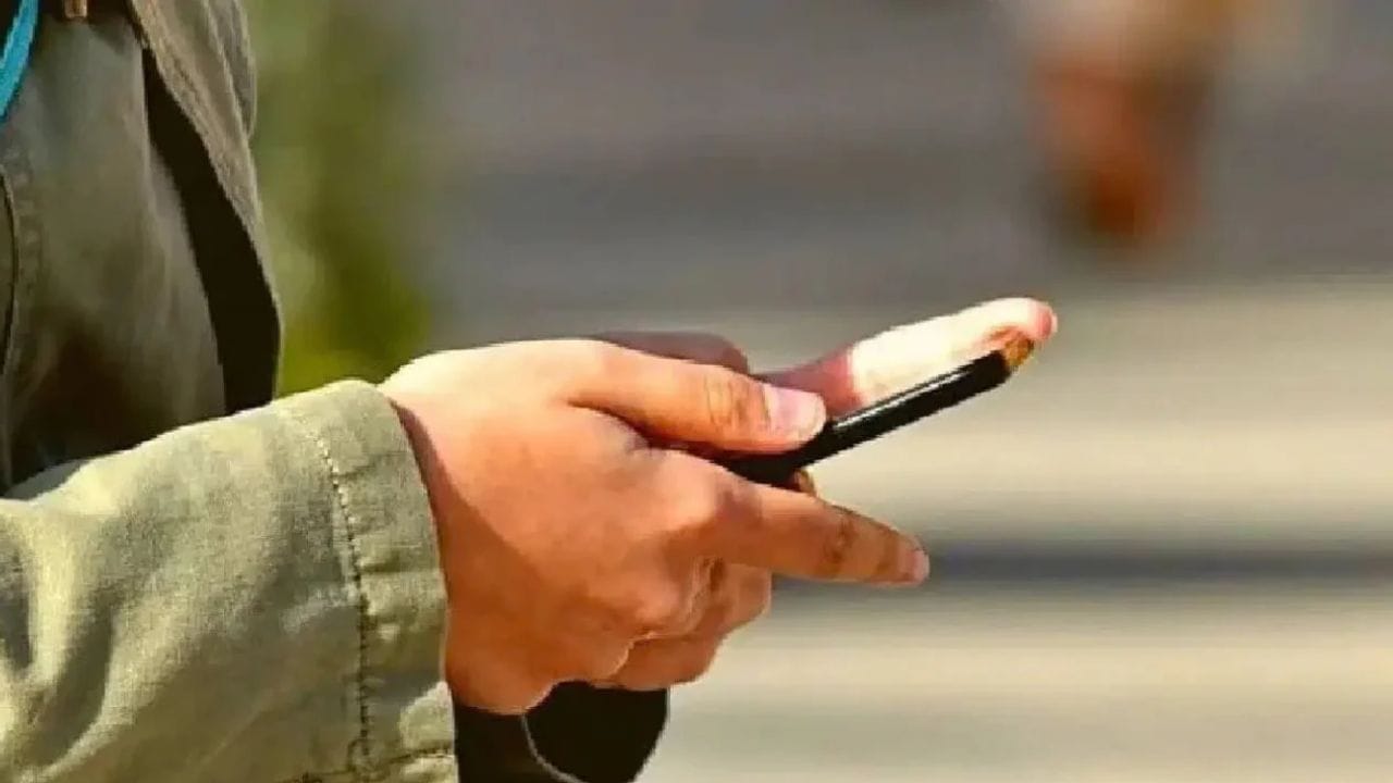 आता 1 रुपयात मिळणार संपूर्ण 24 दिवस मोफत कॉलिंग अन् डेटा, या कंपनीच्या ऑफरने टेलिकॉम क्षेत्रात खळबळ, ग्राहकांना बंपर लॉटरी आता 1 रुपयात मिळणार संपूर्ण 24 दिवस मोफत कॉलिंग अन् डेटा, या कंपनीच्या ऑफरने टेलिकॉम क्षेत्रात खळबळ, ग्राहकांना बंपर लॉटरी