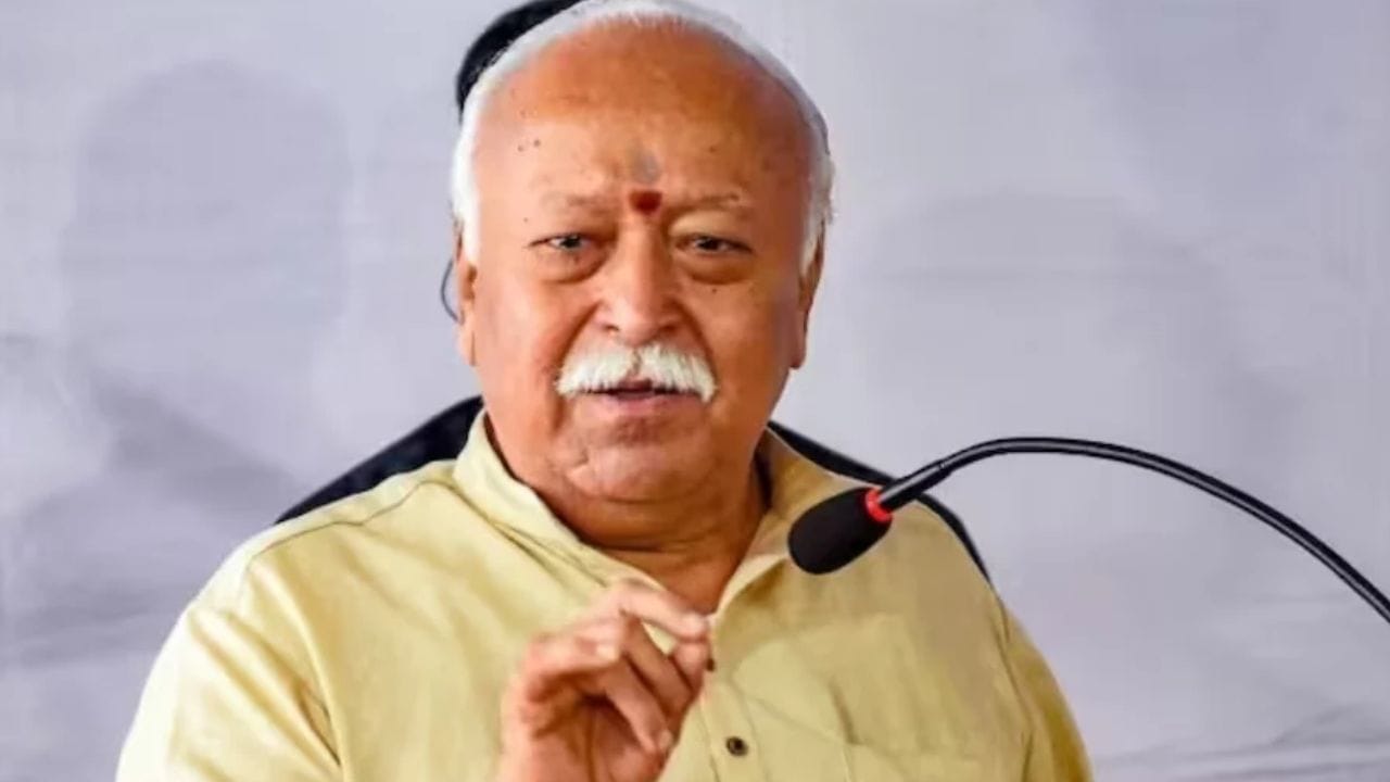 मोहन भागवत पुढे म्हणाले, कुटुंबातील ज्येष्ठांकडून आणि पालकांकडून मिळणाऱ्या संस्कारांची भूमिका महत्त्वाची आहे. शालेय अभ्यासक्रमातून आणि सामाजिक वातावरणातून मिळणारे संस्कार कमी होत असल्याची चिंता त्यांनी व्यक्त केली'.