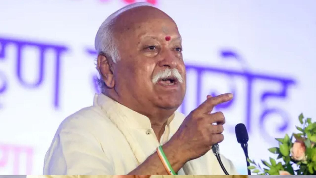सोशल मीडियाबाबत भागवत म्हणाले, 'सोशल मीडियाच्या माहितीचा योग्य-अयोग्यतेचा विचार न करता स्वीकार केल्याने दुष्परिणाम होऊ शकतात. ओटीटी मंचांवरील आशयाच्या संदर्भात आवश्यक नियम आणि उपाययोजनांचा शासनाने विचार करावा'. 