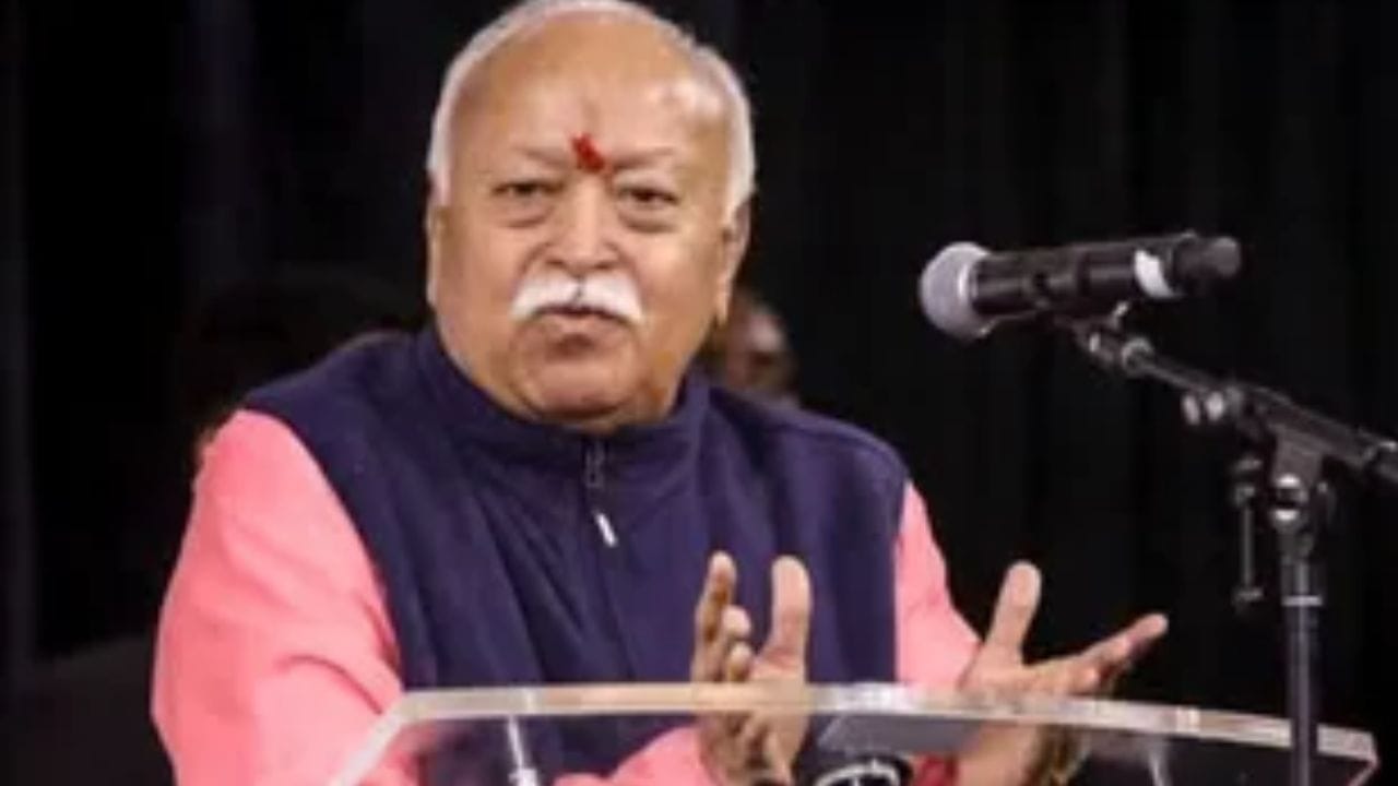 मोहन भागवतांनी विजयादशमीच्या भाषणात अमली पदार्थांचे व्यसन ही गंभीर राष्ट्रीय समस्या असल्याचे म्हटले. नव्या पिढीला व्यसनाधीन करणाऱ्या प्रवृत्तींपासून दूर ठेवणे आवश्यक असल्याचे त्यांनी सांगितले. तरुणांमध्ये योग्य-अयोग्य ओळखण्याची आणि विवेकपूर्ण निर्णय घेण्याची क्षमता विकसित करावी, असा सल्ला देखील त्यांनी दिला. 