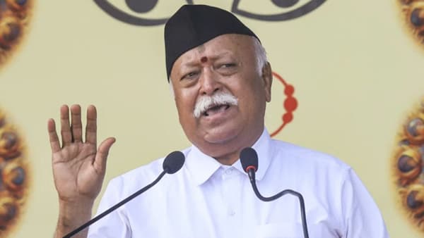 नागपुरातील राष्ट्रीय स्वयंसेवकांच्या विजयदशमी उत्सव कार्यक्रमात सरसंघचालक डॉ. मोहन भागवत यांनी उपस्थित स्वयसेवकांना संबोधित केलं. यावेळी त्यांनी देशाच्या विविध विषयावर भाष्य केलं.