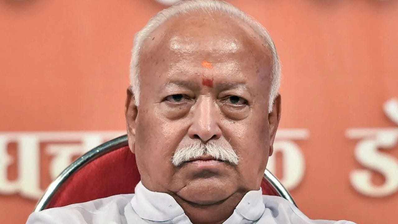 देशात मोठ्या प्रमाणात आंदोलन सुरू आहे. त्यावर ते म्हणाले, 'परस्परांतील मतभेद अधिक तीव्र करून मनभेद निर्माण करणे, समस्यांच्या संदर्भात अन्यायग्रस्त असल्याची भावना सतत बळकट करणे आणि देशातील व्यवस्थांविषयी अविश्वास निर्माण करणे, ही अशा शक्तींची कार्यपद्धती असते. त्यातून कलह, तीव्र असंतोष, फूट पाडणे, अव्यवस्था आणि अराजकतेचे वातावरण निर्माण करण्याचे प्रयत्न केले जातात. भारताला दुबळे ठेवू इच्छिणाऱ्या जागतिक शक्तीही कधीकधी अशा परिस्थितीचा आपल्या स्वार्थासाठी उपयोग करून घेतात'. 