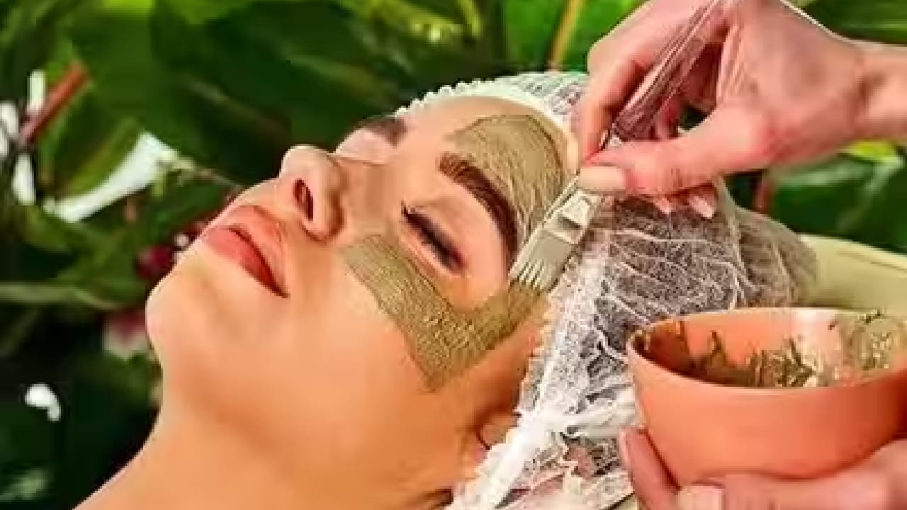त्वचेत ओलाव्याची कमतरता असणारे लोक- त्वचा तेलकट असली तरी तिच्यात पाण्याची कमतरता असू शकते. अशा वेळी वारंवार मुलतानी माती लावल्याने कोरडेपणा वाढू शकतो.