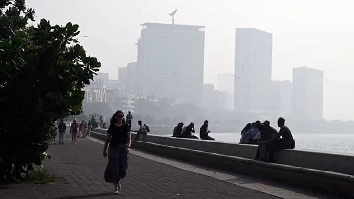 Mumbai Air Pollution : मुंबई जगातील तिसऱ्या क्रमांकाचं प्रदूषित शहर; नागरिकांच्या आरोग्याला धोका, AQI थेट... Mumbai Air Pollution : मुंबई जगातील तिसऱ्या क्रमांकाचं प्रदूषित शहर; नागरिकांच्या आरोग्याला धोका, AQI थेट...