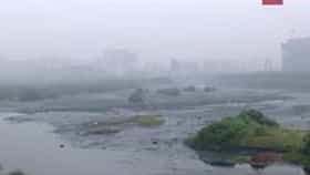 Mumbai Air Pollution : मुंबईच्या हवेत विषारी धुरक्याची चादर; दादर चौपाटीवर दृश्यमानता घटली, AQI तब्बल....