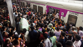 Mumbai Local Train: फक्त 5 रुपये तिकीट पण तुम्ही फर्स्ट क्लासनं प्रवास करू शकता! मुंबईत धावते ही एकमेव ट्रेन, Video Viral