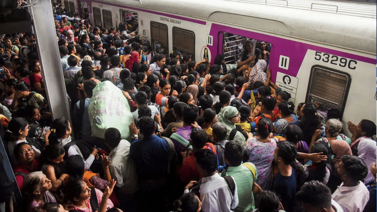 Mumbai Local Train: फक्त 5 रुपये तिकीट पण तुम्ही फर्स्ट क्लासनं प्रवास करू शकता! मुंबईत धावते ही एकमेव ट्रेन, Video Viral Mumbai Local Train: फक्त 5 रुपये तिकीट पण तुम्ही फर्स्ट क्लासनं प्रवास करू शकता! मुंबईत धावते ही एकमेव ट्रेन, Video Viral