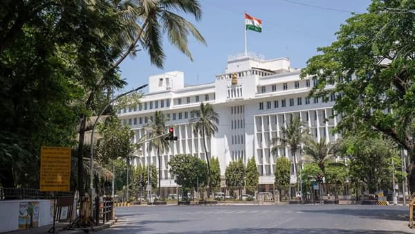 मुंबईतील चर्चगेट परिसरातील मॅडम कामा रोडवर असलेली महाराष्ट्र मंत्रालयाची सात मजली मुख्य इमारत राज्याच्या प्रशासकीय इतिहासातील महत्त्वाची वास्तू आहे.