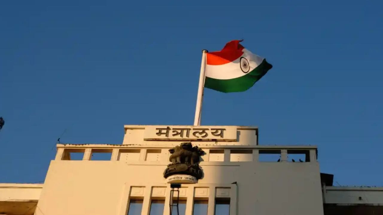 स्वातंत्र्यानंतर सुरुवातीला या इमारतीला ‘सचिवालय’ म्हटले जात होते. नंतर त्याचे नाव ‘मंत्रालय’ असे करणयात आले.