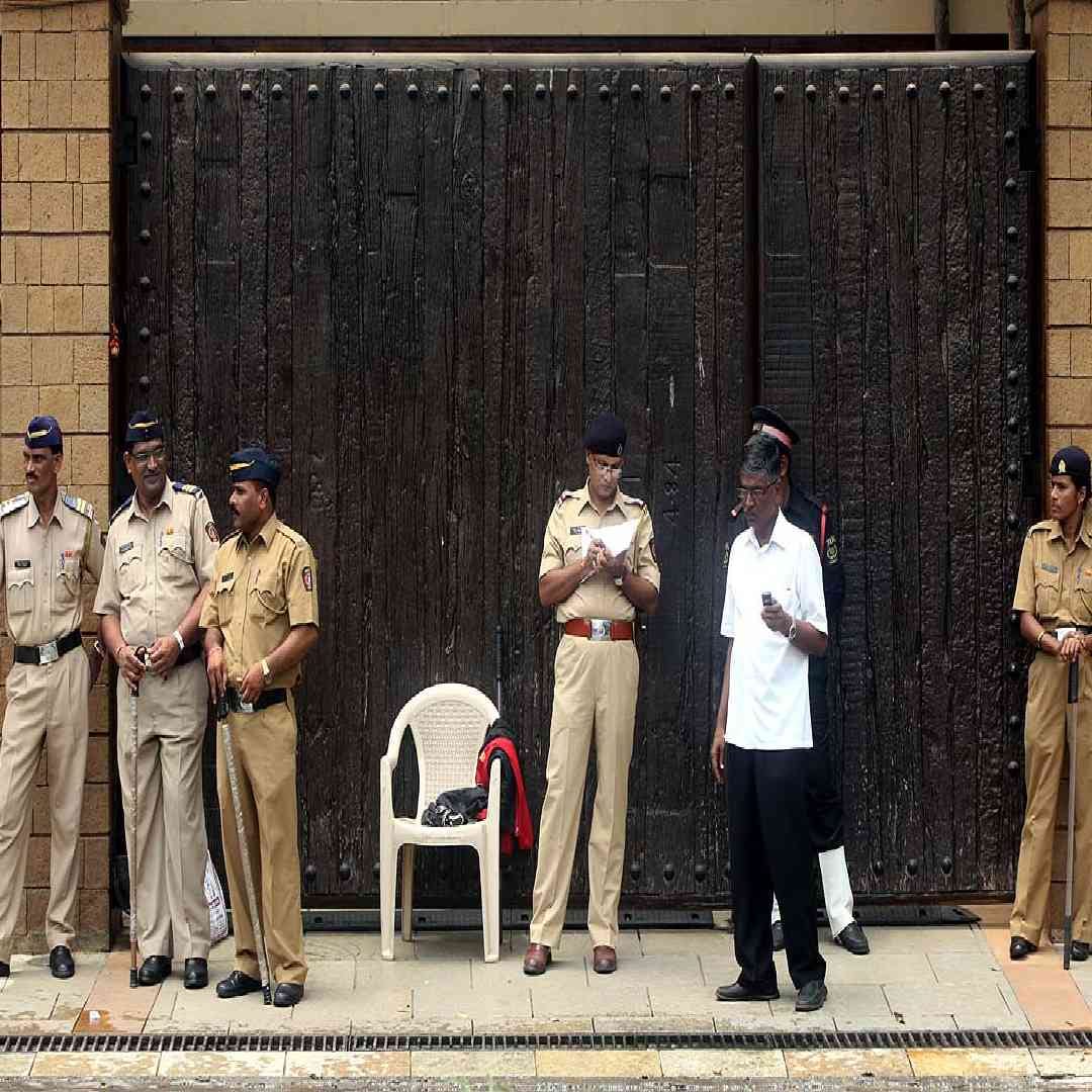 कधी-कधी एस्कॉर्ट वाहन मिळतं. सलमान खान आणि शाहरुख खान यांना वाय प्लस सुरक्षा आहे. झेड आणि झेड प्लस जास्त दर्जाची सुरक्षा झाली. यात 22 कर्मचारी, आर्मर्ड वाहन आणि कमांडो असतात. प्रामुख्याने मुख्यमंत्री आणि सर्वाधिक धोका असलेल्या बिझनेसमनना ही सुरक्षा मिळते. Photo: Getty