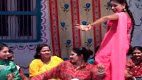 कॉलेजच्या अभ्यासाला कंटाळलेल्या मुलींचं प्रचंड आवडतं गाणं, एकदा आई-वडिलांना ऐकवा