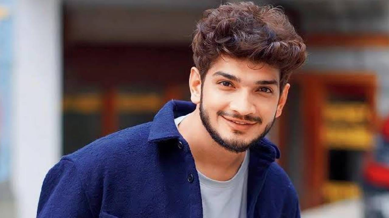 मुनव्वर फारूकी - ‘बिग बॉस 17’चा विजेता मुनव्वर फारुकी याचा बिग बॉसच्या घरात प्रवेश होण्यापूर्वीच कायदेशीर वादांशी संबंध आला होता. 2021 मध्ये मध्य प्रदेशातील इंदूर येथे एका कॉमेडी शोदरम्यान धार्मिक भावना दुखावल्याचा आरोप त्याच्यावर करण्यात आला होता. या प्रकरणात त्याला अटक करण्यात आली आणि त्याला सुमारे 37 दिवस तुरुंगात राहावे लागलं. नंतर सर्वोच्च न्यायालयाकडून मुनव्वरला दिलासा मिळाला. या घटनेनंतरही त्याने आपल्या करिअरला पुन्हा उभारी दिली आणि पुढे ‘बिग बॉस 17’ची ट्रॉफी आपल्या नावावर केली.