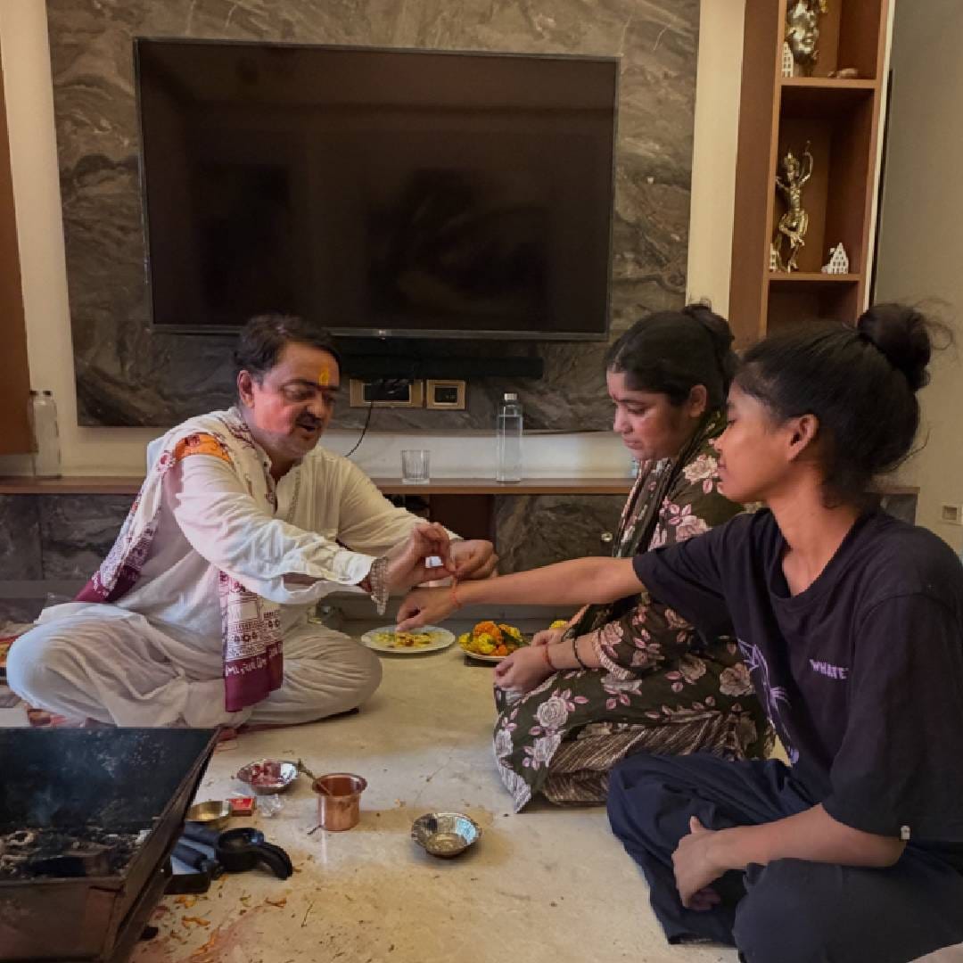 विशेष म्हणजे, घरातील प्रत्येक कोपरा तिने स्वतःच्या आवडीनुसार सजवला आहे. फर्निचरपासून भिंतींवरील चित्रांपर्यंत अनेक गोष्टींची निवड तिने स्वतः केली आहे. मेहनतीच्या पैशातून उभारलेल्या या घराबद्दल तिला अभिमान असल्याचंही तिने यापूर्वी व्यक्त केलं आहे.