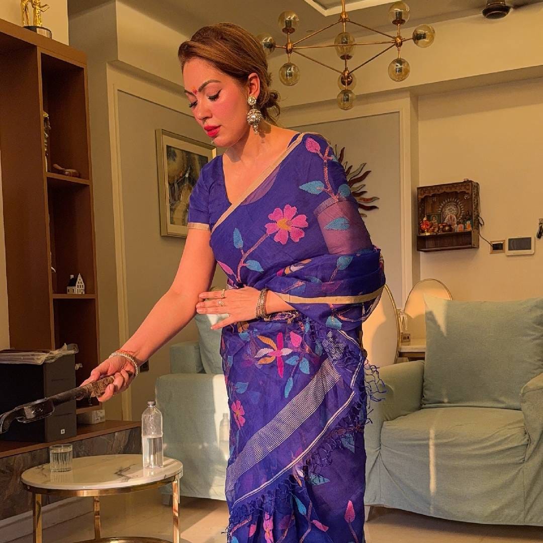 नवरात्रीच्या निमित्ताने मुनमुन दत्ताने आपल्या घरी देवीची पूजा करत कलश स्थापना केली. यावेळी तिने पारंपरिक पद्धतीने धार्मिक विधी केले. अभिनेत्री हवनकुंडात आहुती देताना आणि हवनकुंडाभोवती परिक्रमा करतानाही दिसली.