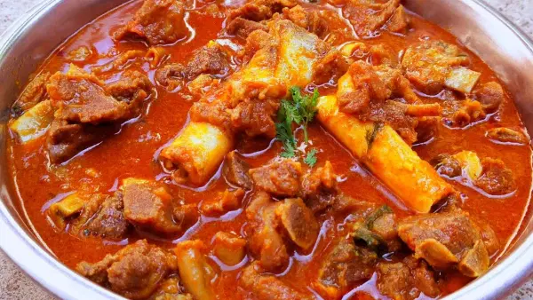 साहित्य: मटण: १/२ किलो, कांदे: १ मोठा, १ छोटा, हिरव्या मिरच्या: ४, आले-लसूण पेस्ट: २ चमचे, हळद: १/२ चमचा, तिखट: ३ चमचे, मीठ: १ चमचा, गरम मसाला: २ चमचे, धणेपूड: १ चमचा, टोमॅटो पेस्ट: १ टोमॅटो, कढीपत्ता: १ काडी, कोथिंबीर: बारीक चिरलेली. तेल: ५ चमचे, पाणी: दीड चहाचा ग्लास.