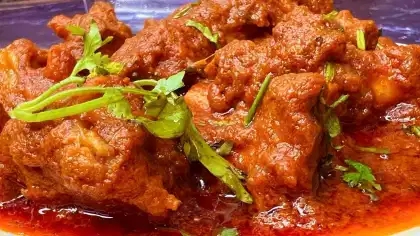 मटण शिजवताना करा ही स्मार्ट ट्रिक; तुकडे होतील मऊ, मसालेदार ग्रेव्हीला.