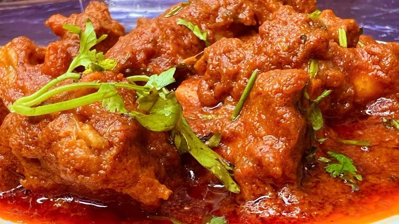 पुढे, एक चमचा आले-लसूण पेस्ट घालून त्याचा कच्चा वास पूर्णपणे जाईपर्यंत परतून घ्या. आता, पाव चमचा हळद, एक चमचा तिखट, एक चमचा मीठ, एक चमचा गरम मसाला घालून चांगले मिसळा, जेणेकरून मसाले मटणाच्या तुकड्यांना व्यवस्थित लागतील. शेवटी, एक लहान चहाचा ग्लासभर पाणी घालून कुकरचे झाकण लावा आणि तीन शिट्ट्या होईपर्यंत शिजवा. यामुळे मटण मऊ होण्यास मदत होते.