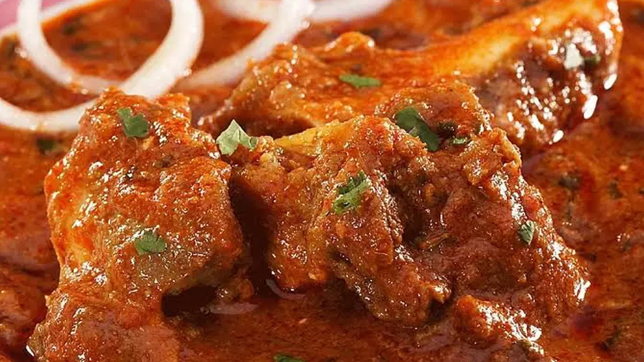 मटण शिजत असताना, गॅसवर एक पॅन ठेवा आणि त्यात तीन मोठे चमचे तेल घाला. तेल गरम झाल्यावर, त्यात एक छोटा कांदा, दोन हिरव्या मिरच्या आणि कढीपत्त्याची एक काडी घालून चांगले परतून घ्या. ते थोडे तपकिरी झाल्यावर, त्यात एक मोठा चमचा आले-लसूण पेस्ट घालून कच्चा वास जाईपर्यंत परता. नंतर, त्यात पाव चमचा हळद, दोन चमचे लाल तिखट आणि एक चमचा धणेपूड घालून मंद आचेवर एक मिनिटभर परतून घ्या.
