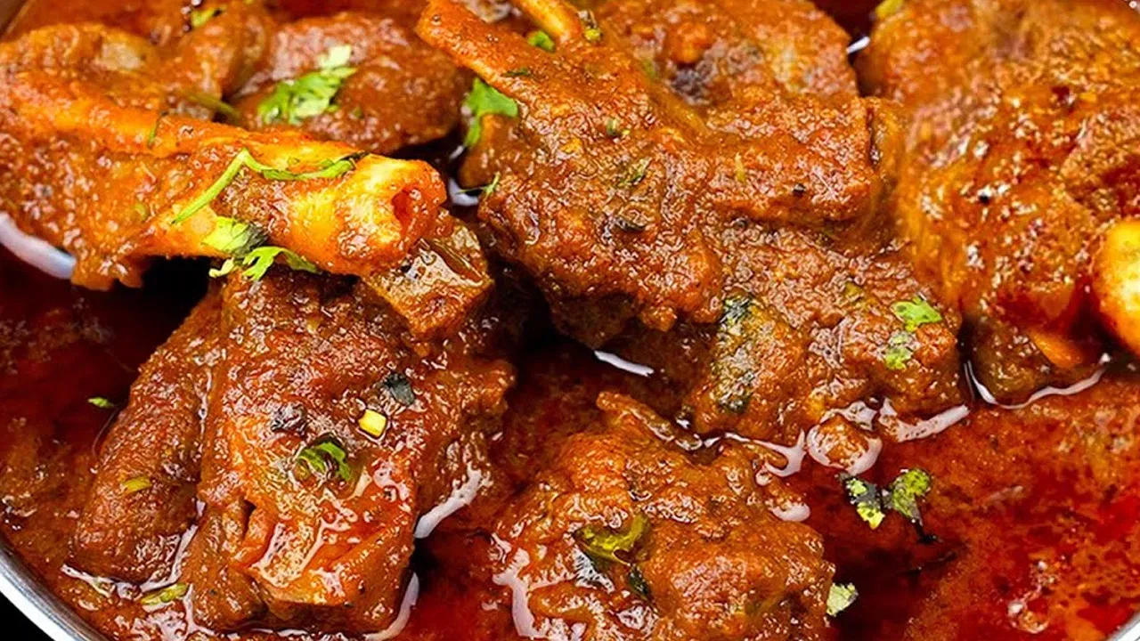 आता, एका टोमॅटोपासून काढलेली टोमॅटो पेस्ट घालून, त्याचा कच्चा वास पूर्णपणे जाईपर्यंत परतून घ्या. प्रथम, कुकरमध्ये शिजवलेले मटण पाण्यासकट या ग्रेव्हीमध्ये घाला. अर्धा कप पाणी घालून, व्यवस्थित मिसळा, झाकण ठेवून दहा मिनिटे शिजवा. दहा मिनिटांनंतर, जर तुम्ही झाकण काढले, तर तुम्हाला दिसेल की तेल वर आले आहे आणि ग्रेव्ही घट्ट झाली आहे. शेवटी, एक चमचा गरम मसाला आणि बारीक चिरलेली कोथिंबीर घालून, एक-दोन मिनिटे शिजवून गॅस बंद करा.