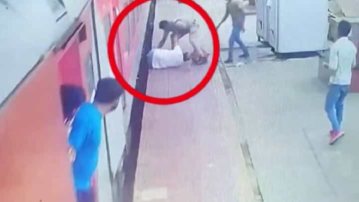Nagpur : काळ आला होता पण वेळ आली न्हवती; नागपूर रेल्वे स्थानकात RPF जवानाने प्रवाशाला मृत्यूच्या दारातून खेचून आणलं... Nagpur : काळ आला होता पण वेळ आली न्हवती; नागपूर रेल्वे स्थानकात RPF जवानाने प्रवाशाला मृत्यूच्या दारातून खेचून आणलं...