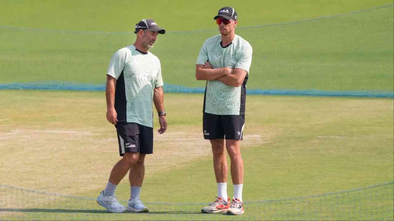 आम्ही दोन्ही सामने आरामात जिंकू शकलो असतो, पण असं घडलं नाही असं रॉब वॉल्टर म्हणाले. काही ठिकाणी आम्ही चूका केल्या. जिथे मॅच आम्ही आमच्या बाजूला वळवू शकत होतो. त्यामुळे मी थोडा निराश आहे. पण आम्ही ज्या पद्धतीने खेळलो, त्यावर आनंदी आहे. (Photo: PTI)