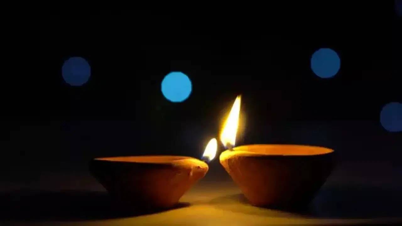 मातीच्या छोट्या पणत्या 2 ते 5 रुपये प्रति नग मिळतात. डिझायनर मातीच्या पणत्यांचा सेट 100 ते 200 रुपयाला मिळतो. पितळेच्या पणत्या त्यांच्या आकारानुसार 150 ते 1000 रुपये किंवा त्याहून अधिक किमतीला मिळतात. वॉटर सेन्सर (पाण्यावर चालणाऱ्या) किंवा ३D रिफ्लेक्शन प्लास्टिक पणत्या 150 ते 400 रुपयाला मिळतात.