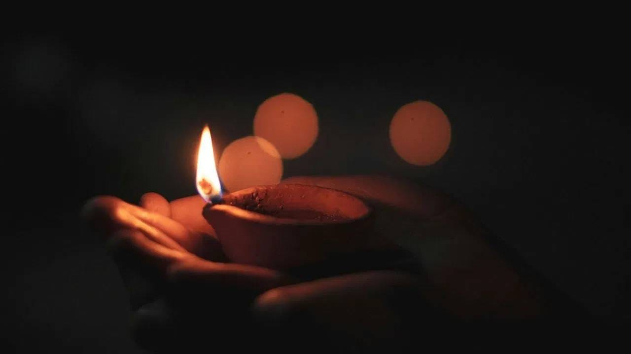बाजारात आता थोड्या हटके पणत्याही मिळतात. म्हणजे पाच दीप, सात दीप, कलश, मोर, बदक, मासा, पान, कंदील, तुळशी वृंदावन, घर, स्वस्तिक, दीपमाळ, कासव आदी विविध प्रकारच्या पणत्याही बाजारात उपलब्ध आहेत. त्यामुळे ग्राहक आपल्या आवडीनुसार आकर्षक पणत्या खरेदी करण्यावर भर देतात. डीमार्टमध्ये या पणत्या सहज उपलब्ध असतात. त्यामुळे या पणत्या खरेदी केल्या जातात.