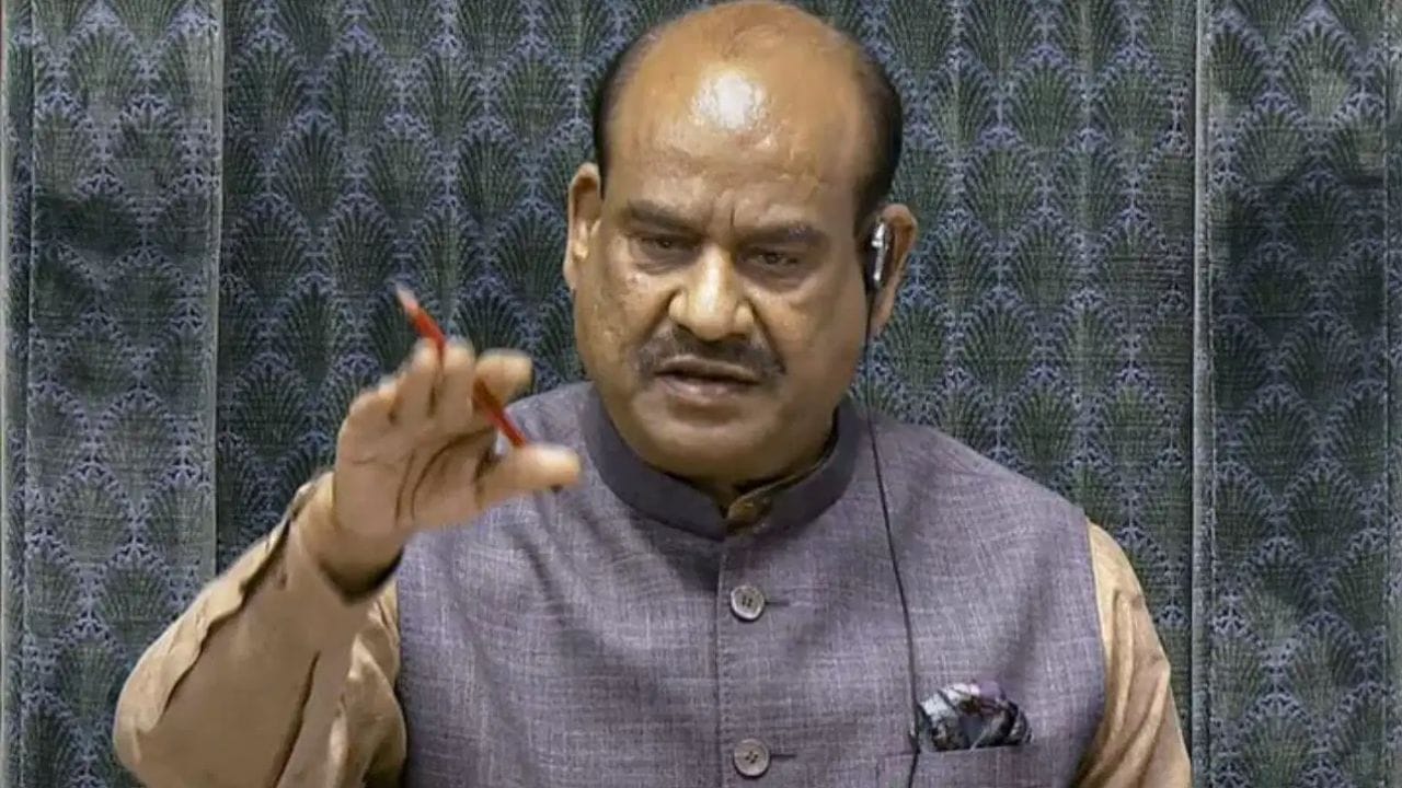 मोठी बातमी! बंडखोर खासदारांकडून एक मोठी चूक, अपात्रतेची कारवाई होणार? वर्षभरात पुन्हा निवडणुकीचा दावा मोठी बातमी! बंडखोर खासदारांकडून एक मोठी चूक, अपात्रतेची कारवाई होणार? वर्षभरात पुन्हा निवडणुकीचा दावा