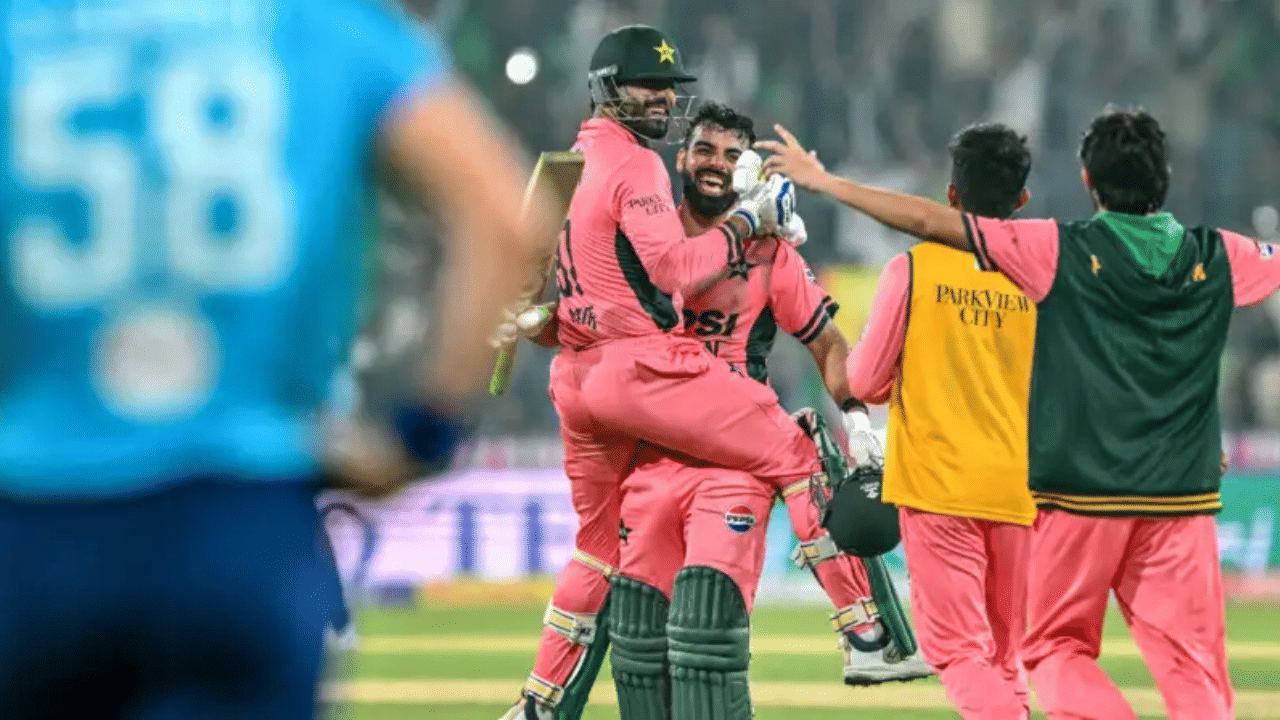 PAK vs ENG: 242 चं लक्ष्य, पाकिस्तान 154-9...अन् पुढे जे घडलं त्याने सर्वच अवाक, एकट्याने इंग्लंडच्या जबड्यातून विजय हिसकावला PAK vs ENG: 242 चं लक्ष्य, पाकिस्तान 154-9...अन् पुढे जे घडलं त्याने सर्वच अवाक, एकट्याने इंग्लंडच्या जबड्यातून विजय हिसकावला