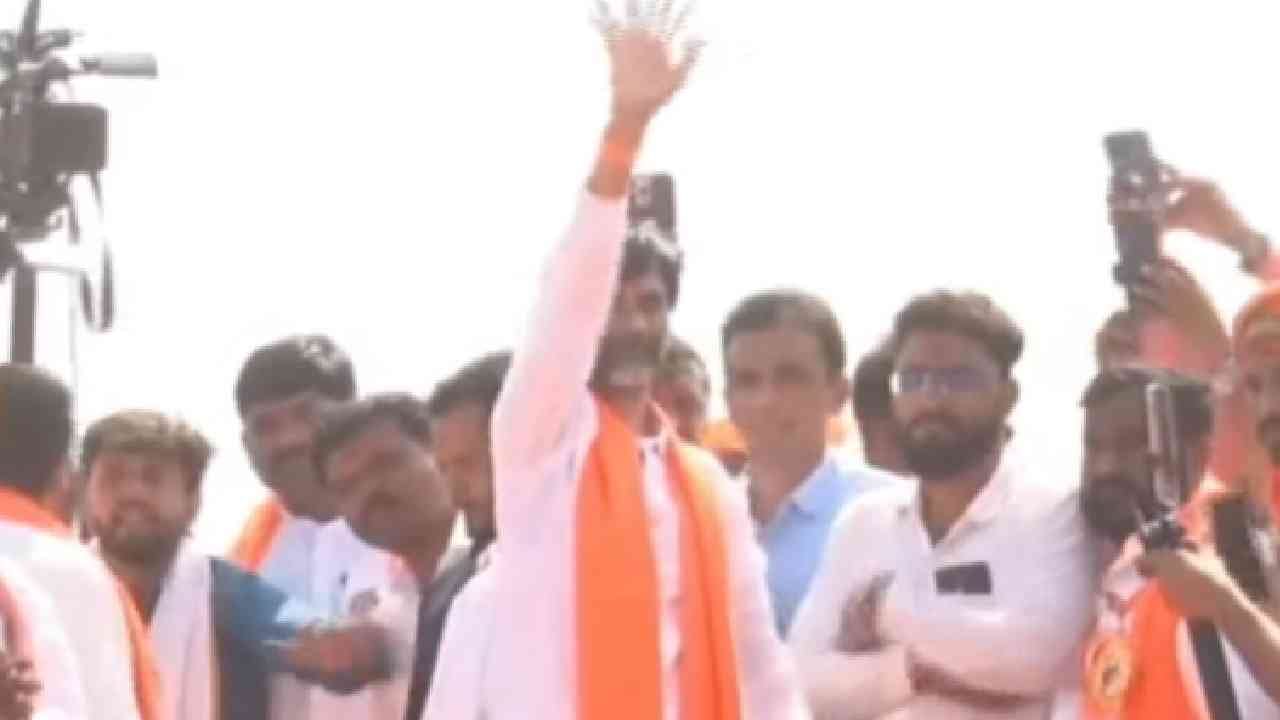 नारायण गडावरील दसरा मेळावा याकडे केवळ मराठा समाजाचाच नव्हे तर संपूर्ण राज्याचं लक्ष लागलं आहे. मनोज जरांगे पाटील यांच्या दसरा मेळाव्याला शिंदेंच्या शिवसेनेचा विरोध आहे.