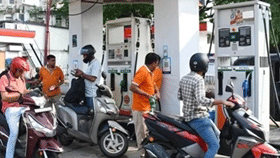 Petrol Diesel Rate: सरकारने मध्यरात्रीच घेतला मोठा निर्णय, आता पेट्रोल-डिझेलचे दर वाढले की कमी झाले?