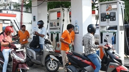 सरकारने मध्यरात्रीच घेतला मोठा निर्णय, आता पेट्रोल-डिझेलचे दर ....