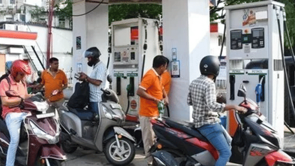 Petrol Diesel Rate: सरकारने मध्यरात्रीच घेतला मोठा निर्णय, आता पेट्रोल-डिझेलचे दर वाढले की कमी झाले?