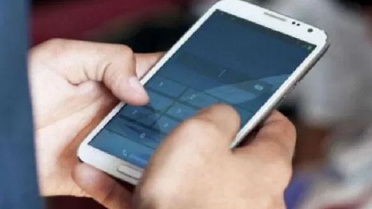 Airtel चा 3999 प्लॅनचे फायदे : Airtel च्या या ३९९९ च्या प्रीपेड प्लॅनमध्ये ग्राहकांना नेहमीचा 2.5GB चा डेटा मिळतो . याचसोबत एक्स्ट्रा 150GB डेटा देखील तुम्ही फ्रीमध्ये वापरू शकता. अनलिमिटेड कॉलिंग, अनलिमिटेड 5G डेटा मिळतो. त्यामुळे जितका हवा तेवढा डेटा तुम्ही आरामात वापरू शकता. याचसोबत हॅलोट्युन्स, अॅडोब अक्सेस प्रिमियम ( १२ महिने ) यांसारखे बरेच फायदे तुम्हाला या Airtel च्या 3999 च्या रिचार्जने वर्षभर मिळू शकतात. 
