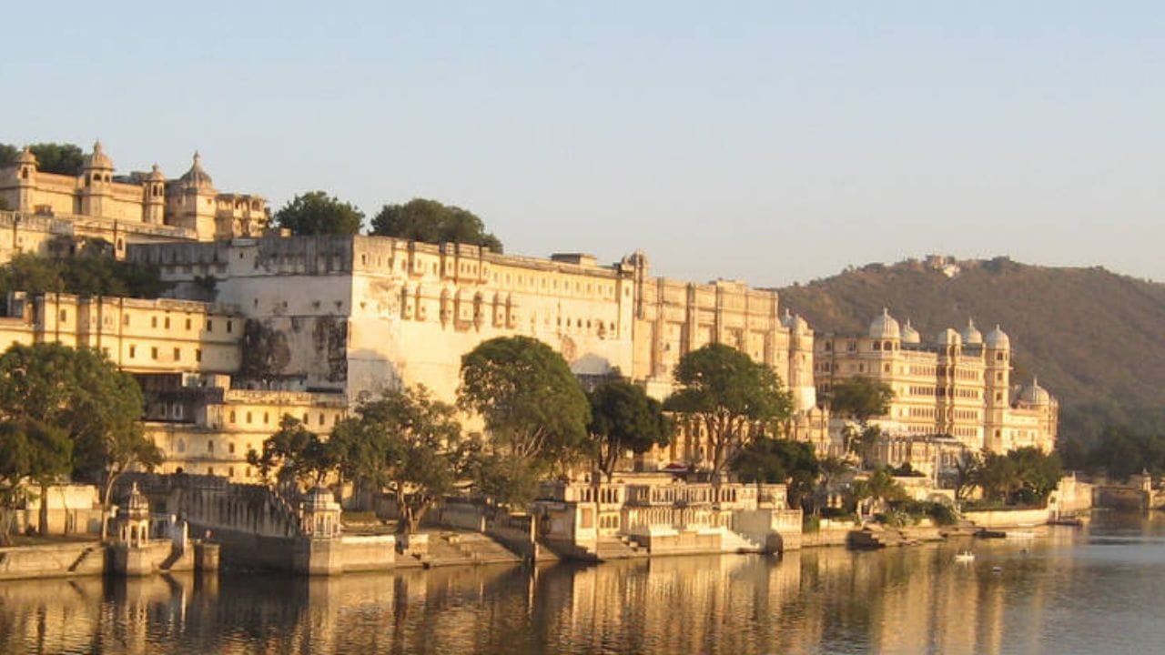 उदयपूर (राजस्थान) तुम्हाला निसर्गाचं सौंदर्य पाहायला आवडत असेल, तर उदयपूरला भेट देऊ शकता. उदयपूरमधील पिछोला तलाव, सिटी पॅलेस या सारख्या ठिकाणी आवर्जून भेट देऊ शकता. तलावाकाठी वेळ घालवू शकता. या शहरात बससेवा देखील उपलब्ध आहे. त्यामुळे शहरात कुठेही सहज फेरफटका मारू शकता.