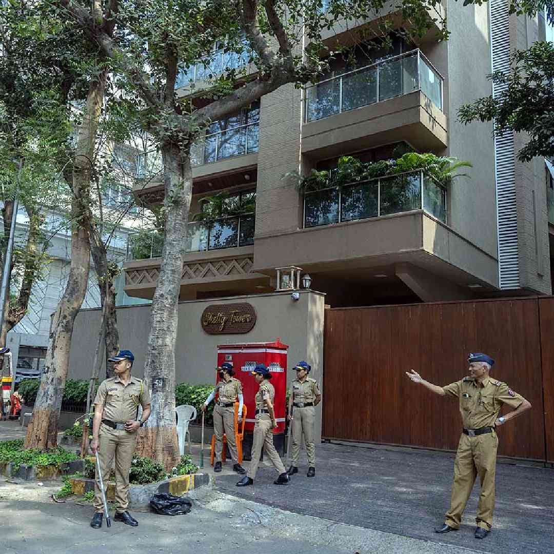 भारतात सुरक्षेची प्रामुख्याने एक्स, वाय, वाय प्लस, झेड आणि झेड प्लस श्रेणीत विभागणी केलेली आहे. X श्रेणीमध्ये तीन सुरक्षारक्षक तीन शिफ्टमध्ये 24 तास सोबत असतात. अनेक अभिनेत्यांना हीच सुरक्षा आहे. वाय श्रेणीत घराच्या बाहेर रात्री अतिरिक्त तीन सशस्त्र गार्ड तैनात असतात. वाय प्लस मध्ये अधिक सुरक्षा मिळते. यात सहा पीएसओ तीन शिफ्टमध्ये असतात. घराच्या इथे पाच सशस्त्र गार्ड असतात. Photo: Getty