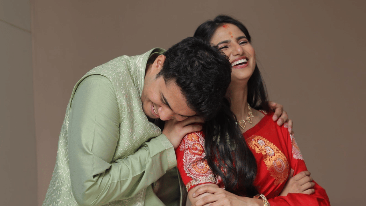 "मध्यंतरी, मला पूजाने तिच्या फोनमधून ओटीपी किंवा काहीतरी मेसेज बघायला लावला होता. मला तेव्हा तिचा बँक बॅलेन्स दिसला. तेव्हा माझं असं झालं की, अरे यार मी तर हिच्याकडेच नोकरी करायला हवी." असं सोहम गंमतीत म्हणाला.