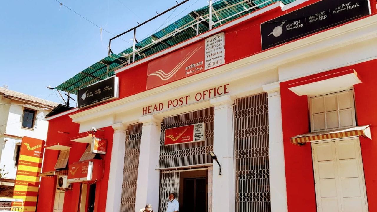 पोस्ट ऑफिस आरडी खाते मुदतपूर्व बंद करण्याचा पर्याय साधारणपणे तीन वर्षे पूर्ण झाल्यावर उपलब्ध असतो.मात्र, याचा खात्यावर मिळणाऱ्या व्याजावर परिणाम होऊ शकतो. म्हणून, आरडीमध्ये फक्त तीच रक्कम जमा करा, जिची तुम्हाला निर्धारित कालावधीत त्वरित गरज लागण्याची शक्यता कमी आहे. आपत्कालीन खर्चासाठी वेगळी बचत असणे उपयुक्त ठरते.