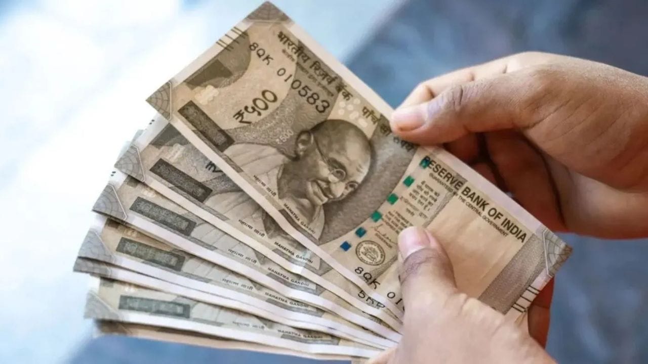 दरमहा 15,000 रुपयांची बचत दहा वर्षे सुरू ठेवल्यास एकूण गुंतवणूक 18 लाख रुपये होते. मात्र, 25 लाख रुपयांपेक्षा जास्त रक्कम मिळण्याचा अंदाज हा व्याजदर आणि खाते मुदतवाढीच्या अटींवर अवलंबून असतो. गुंतवणूक करण्यापूर्वी पोस्ट ऑफिसकडून सध्याचे व्याजदर आणि मुदतवाढीचे नियम तपासून घ्यावेत.