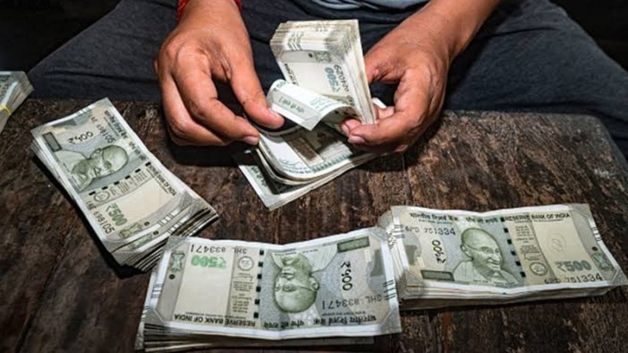 पोस्ट ऑफिस RD योजनेत दरमहा किमान 100 रुपयांपासून गुंतवणूक सुरू करता येते. त्यामुळे नोकरदार, छोटे व्यावसायिक आणि नियमित उत्पन्न असलेल्या व्यक्तींना आपल्या बजेटनुसार बचत करता येते. गुंतवणूक सुरू करण्यापूर्वी योजनेचे नियम आणि लागू व्याजदर तपासणे महत्त्वाचे आहे.