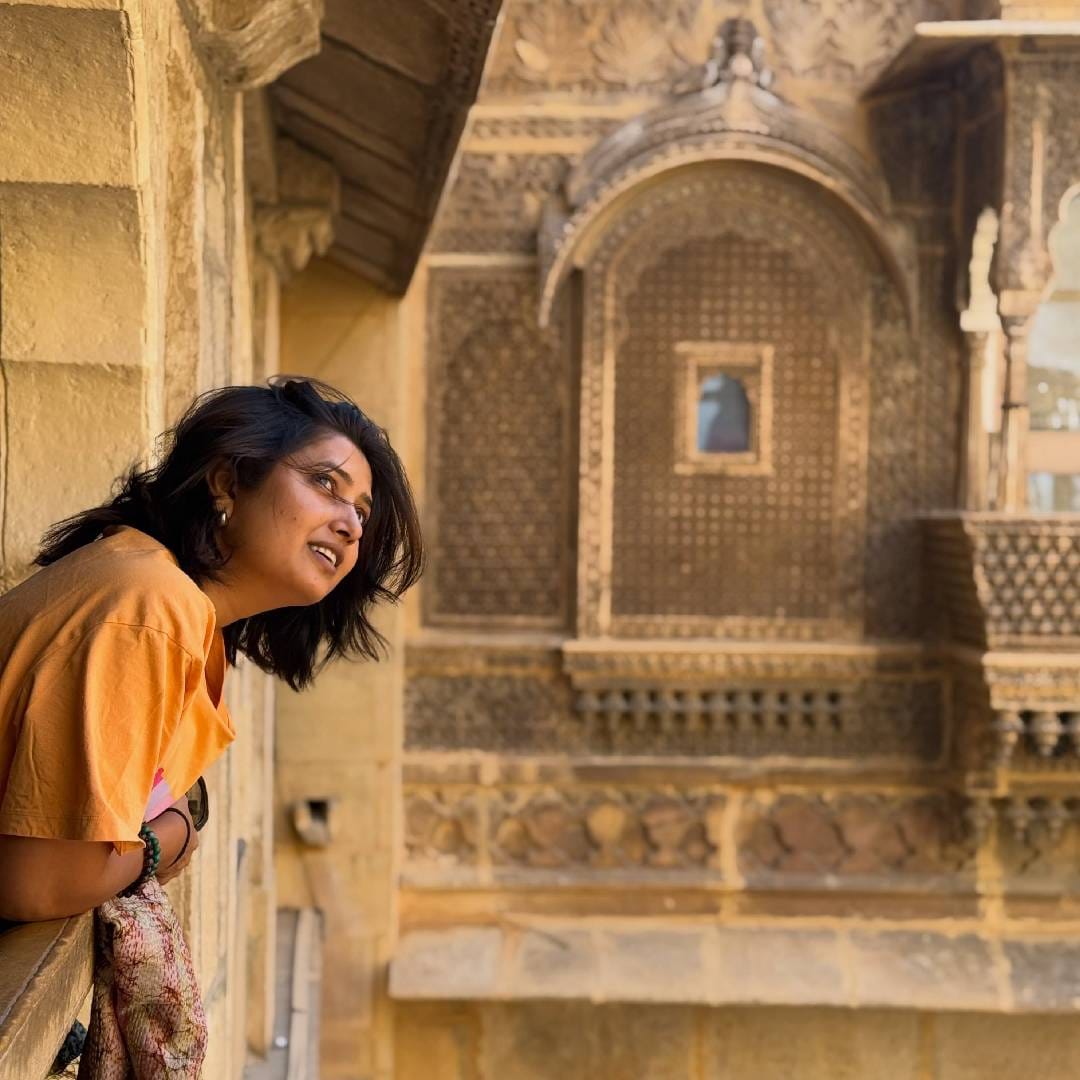 या पोस्टमध्ये प्राजक्ताने आणखी एक रंजक गोष्ट सांगितली आहे. राजस्थानबद्दल आकर्षण निर्माण होण्यामागे एका गाण्याचाही मोठा वाटा असल्याचं तिने नमूद केलं. संगीत हा आपल्या आयुष्याचा महत्त्वाचा भाग असल्याचं सांगताना, ही गोष्ट चाहत्यांना कदाचित माहीत नसेल, असंही तिने गंमतीने म्हटलं आहे.
